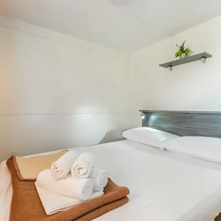 Kamp Vira Mobile Homes פארק נופש חוואר