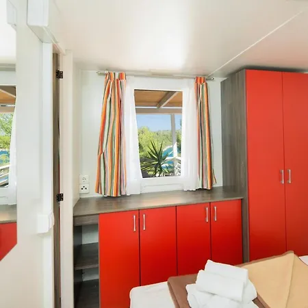 Kamp Vira Mobile Homes منتزه العطل هفار